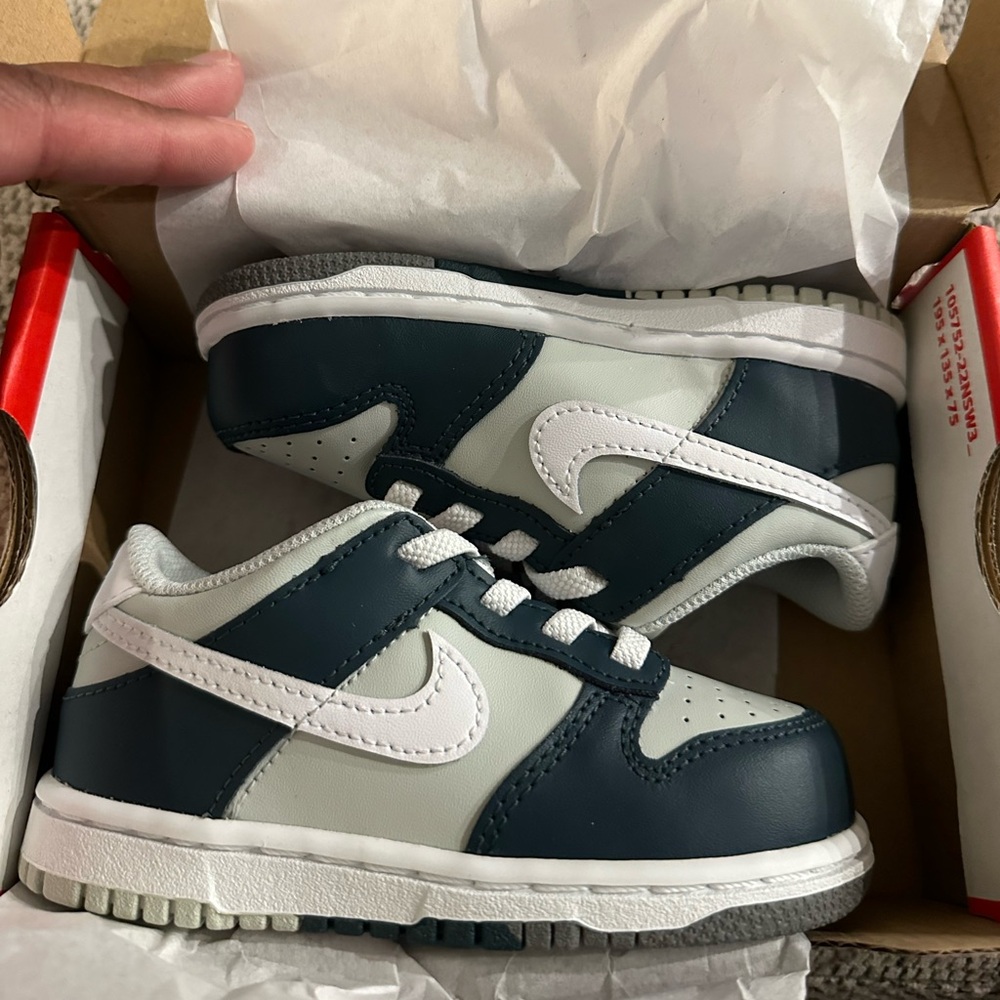 Nike kids dunk low size 8 deep jungle white/light silver